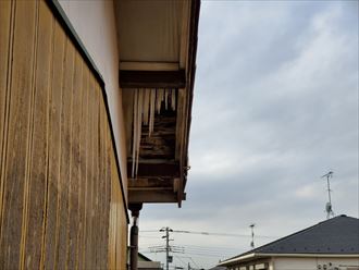 20191209_134807流山市野々下_瓦屋根調査 軒天が腐食により剥がれています