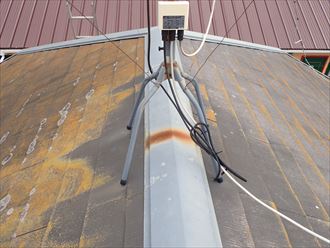 市川市大洲で行った化粧スレート屋根調査で棟板金に錆が発生しています