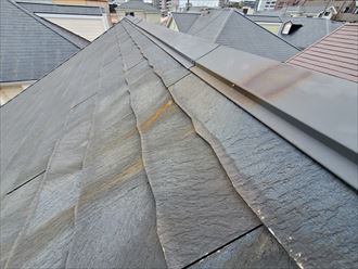20190630_134616流山市駒木_屋根調査 流山市駒木で行ったコロニアル屋根調査で錆汁は棟板金の穴開きに繋がります