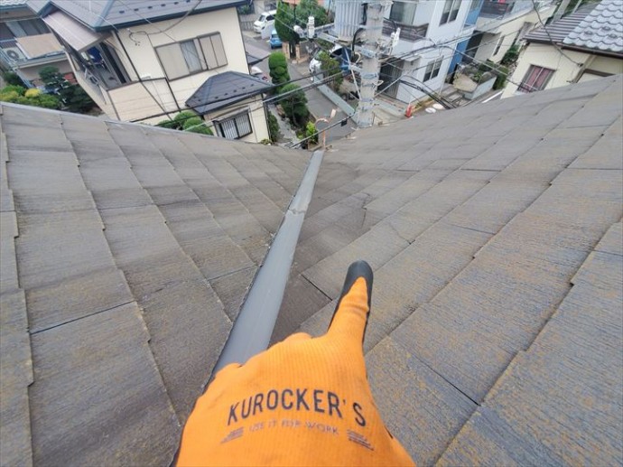 野田市木間ケ瀬で行った築28年が経過したスレート屋根調査で屋根材のひび割れを発見