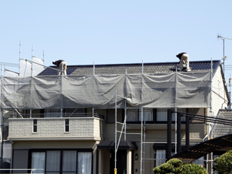 屋根で作業をする人 屋根で作業をする人