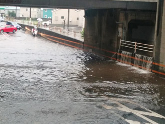 台風による大雨で冠水した道路