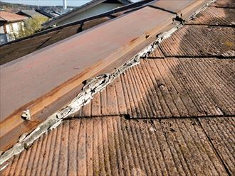 20191212_102200柏市増尾台_スレート屋根調査 雨漏りの原因になる棟板金周りのコーキング処理