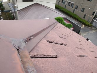 20190922_133348松戸市小山_台風15号被害スレート屋根調査 松戸市小山で行ったスレート屋根の調査で棟板金の釘浮き