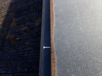 千葉市美浜区真砂で行った化粧スレート屋根調査で棟板金の釘浮きを発見