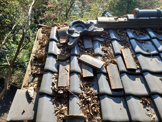 20191107_103853柏市藤心_瓦屋根調査 棟が崩れてしまい鬼瓦が倒れています