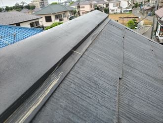 市川市若宮で行った化粧スレート屋根調査で抜けてしまいそうな棟板金の釘を発見