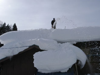 屋根の雪下ろし