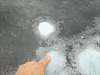 DSC_1726 野田市岩名で陸屋根防水の塗膜に穴開き