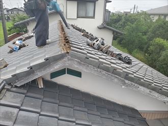 野田市船形で行った瓦屋根の棟取り直し工事で葺き土解体・撤去後は必ず清掃します