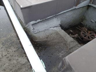 野田市岩名で行った陸屋根防水調査で排水溝周辺の塗膜の劣化