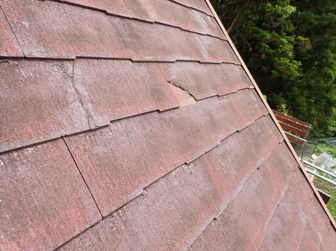 千葉市若葉区東寺山町で行った化粧スレート屋根調査で屋根材の割れを発見