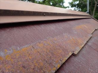 千葉市若葉区東寺山町で行った化粧スレート屋根調査で棟板金の歪みを発見