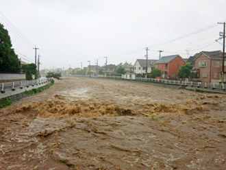 氾濫寸前の河川