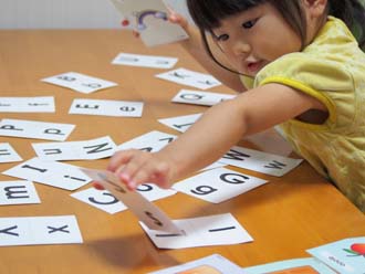 アルファベットを学ぶ子供