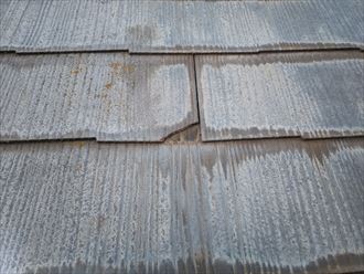 船橋市習志野台で行った化粧スレート屋根調査で防水性の低下により耐久性が低下したためスレートが欠けています
