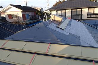 屋根カバー工法の施工中