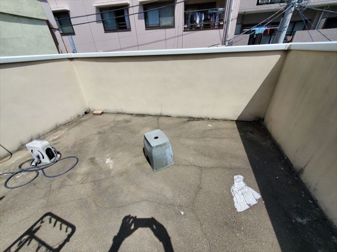 20190811_130520松戸市栗山_屋上陸屋根調査 松戸市栗山で行った屋上陸屋根調査で多数のひび割れがあり雨漏りに繋がる危険性があります