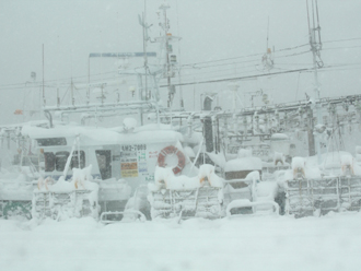 雪の漁港