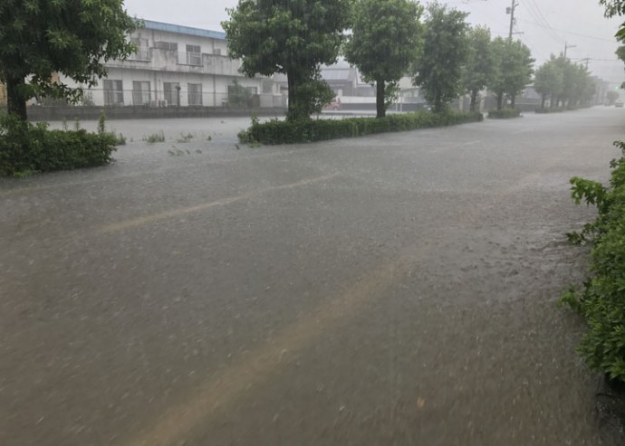 台風で冠水した道路