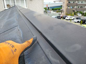20190709_141712松戸市和名ヶ谷_屋根調査 松戸市和名ヶ谷で行った化粧スレート屋根の棟板金調査で大棟の棟板金に釘の浮きが発生