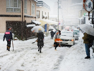 雪で立ち往生する車