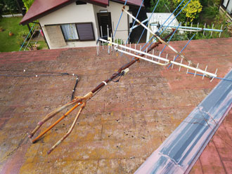 台風　アンテナ倒壊　スレート屋根点検