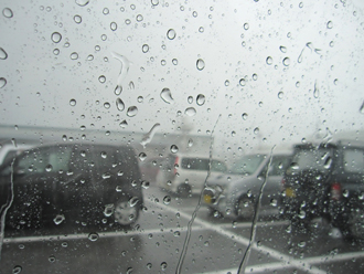 雨を伴う強風