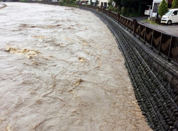 増水した川