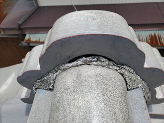 20190625_110301野田市船形_屋根調査 野田市船形で行った瓦屋根調査で鬼瓦と棟を固定する漆喰が傷んでおり隙間が開いているので雨水が浸入し雨漏りに繋がります