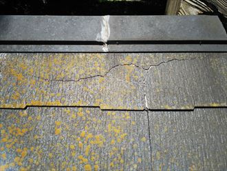 千葉市緑区土気町で行った屋根調査で耐久性の低い屋根材のコロニアルネオにひび割れが発生