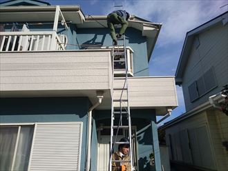 梯子をのぼって屋根へ