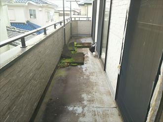木更津市 雨漏り上部ベランダの状況