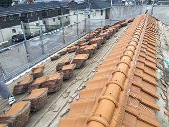 IMG_0577 屋根葺き替え工事、瓦の撤去作業