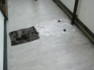 ひび割れに被せられたビニール