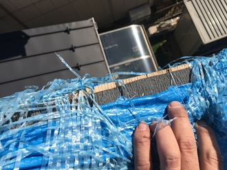IMG_2195 断熱トップが剥がれてしまい下地の防水紙がみえています