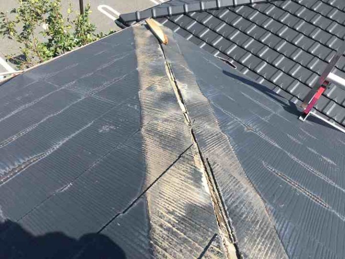 IMG_3426 棟板金の飛散確認、雨漏りを引き起こす可能性