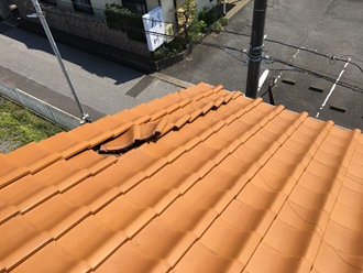 IMG_3462 瓦のめくれで落下の危険