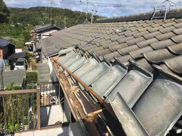 IMG_3772 軒先のセメント瓦が捲れていました
