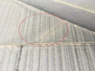 IMG_6009 スレート屋根の調査、割れを確認