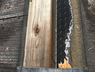 IMG_6010 棟板金の飛散、棟板金交換工事が必要です。