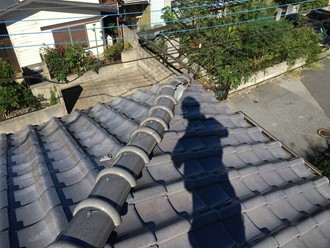 IMG_6958 瓦屋根の棟部分を調査