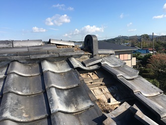 IMG_9175 瓦屋根の調査、ズレてしまっている状態
