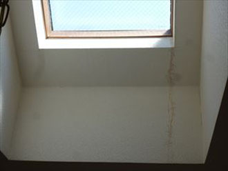 天窓付近の漏水の跡
