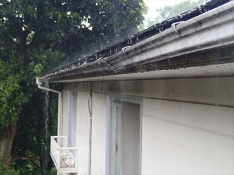 木更津市 雨樋の歪み P5130084_R