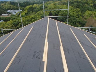 屋根の調査を実施、防水紙を桟で固定