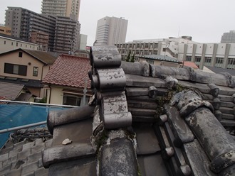 OLYMPUS DIGITAL CAMERA 鬼瓦の傾きがあり危険
