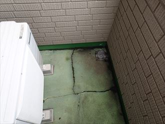 木更津市 ベランダ床の亀裂