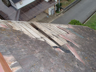 破損した屋根 破損した屋根