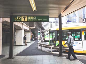 駅の外に出ると邪魔な柱が